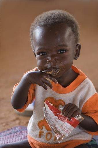 CRENA Niger, DAN ISSA juin 2008. Une grande majorite des enfants souffrant de malnutrition sont traites directement en ambulatoire dans les centres nutritionnels MSF. Les mamans se rendent une fois par semaine au centre pour recuperer les quatorze pots de plumpy nut necessaires au traitement d'un enfant pendant une semaine.